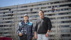 Miguel y Toni Porto, extras de cine y vecinos del barrio de La Mina, en Sant Adrià de Besòs.