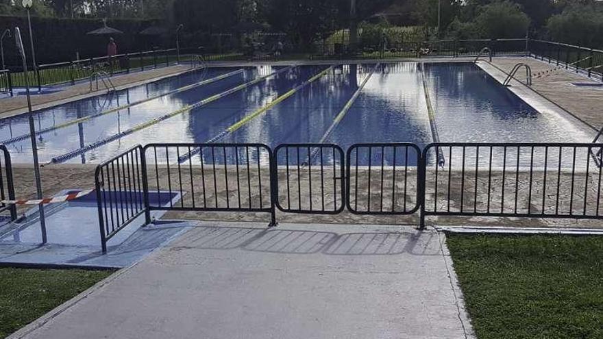 La piscina en la que ocurrió el incidente cerrada ayer por la tarde.