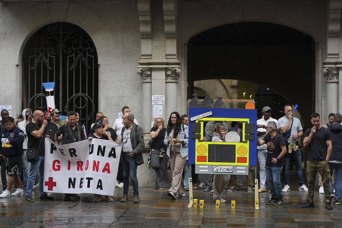 Girona plaça del Vi protesten els treballadors de Girona+Neta