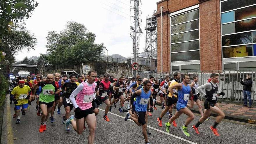 Un instante de la salida de la prueba en el Pozo Barredo de Mieres.