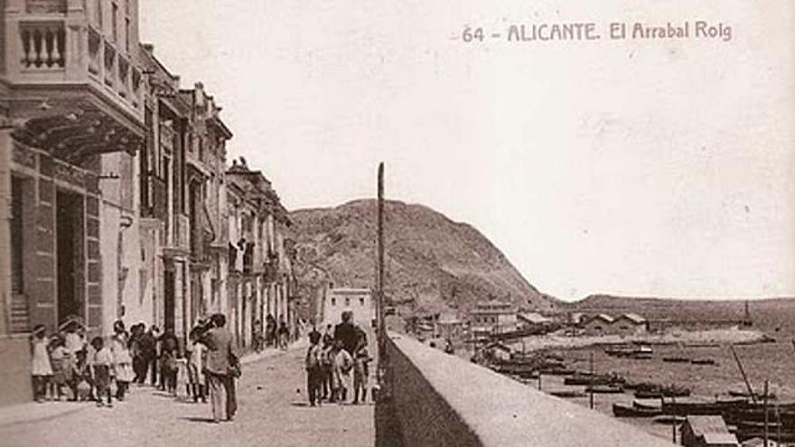 La calle Virgen del Socorro a mitad del siglo XX con la ermita al fondo y las barcas en la playa.