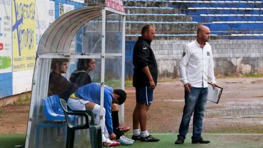 Nacho Cabo y Azpiazu, en el banquillo moscón durante el partido de ida en el Suárez Puerta.