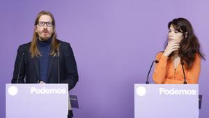 El secretario de Organización y portavoz de Podemos, Pablo Fernández, y la portavoz del partido, Isa Serra, durante la rueda de prensa ofrecida este lunes en Madrid. 