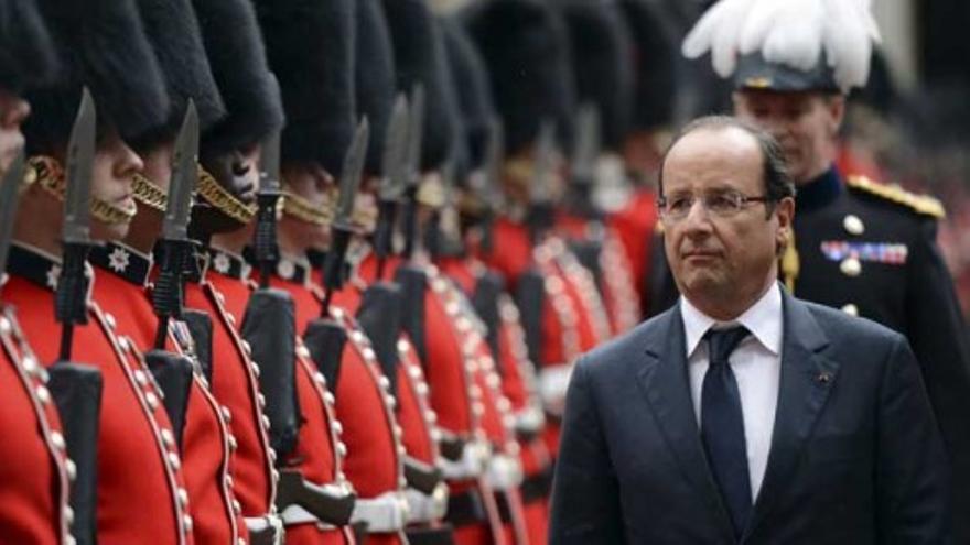 Hollande se reúne con Isabel II de Inglaterra