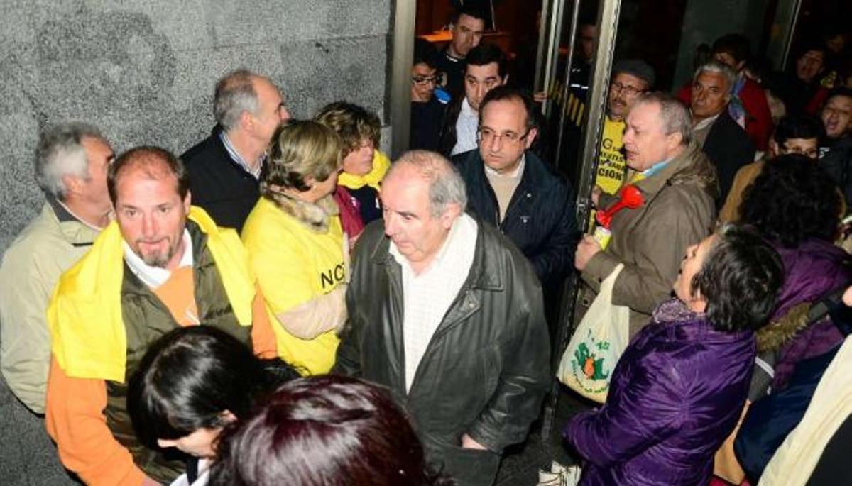 Afectados de Moaña trasladan su protesta a Cangas y revientan una reunión de alcaldes