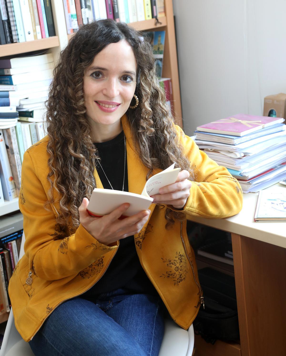 Carmen María López López en el estudio de su casa