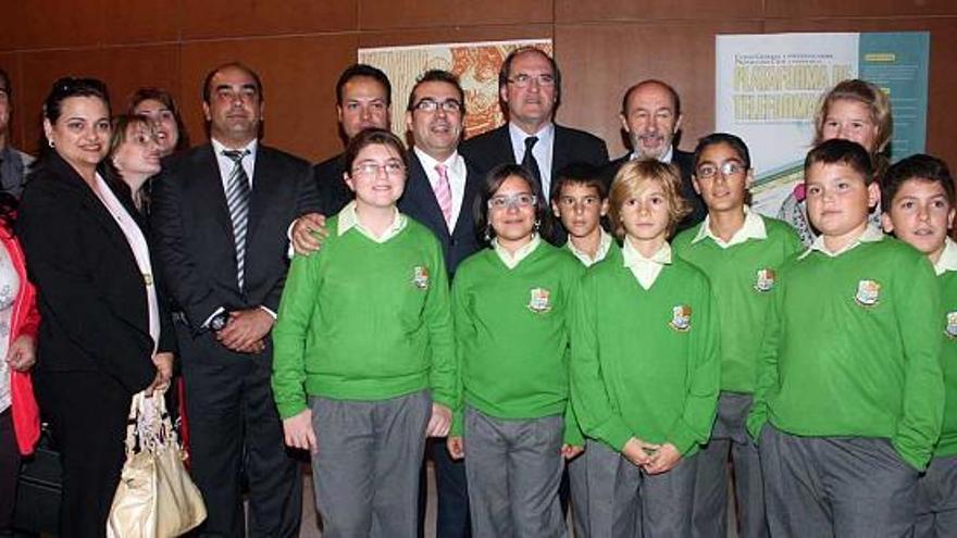 La representación del colegio oriolano, ayer en Madrid, junto a los ministros del Interior y de Educación