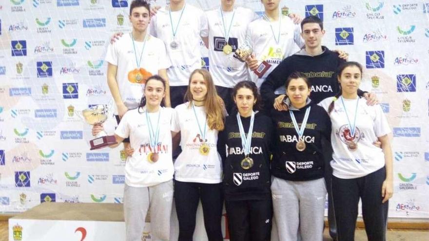 Los jugadores estradenses celebran el pleno conseguido en el gallego absoluto.