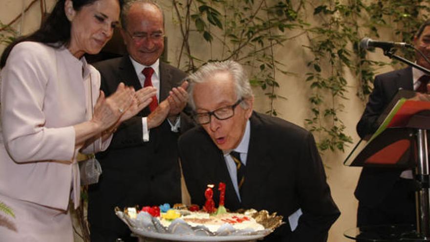 El pintor malagueño sopla las velas de su 87 cumpleaños.