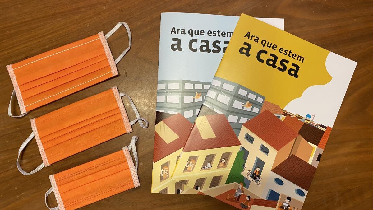 Las mascarillas y cuadernos infantiles que regalará el Ayuntamiento de Carcaixent.
