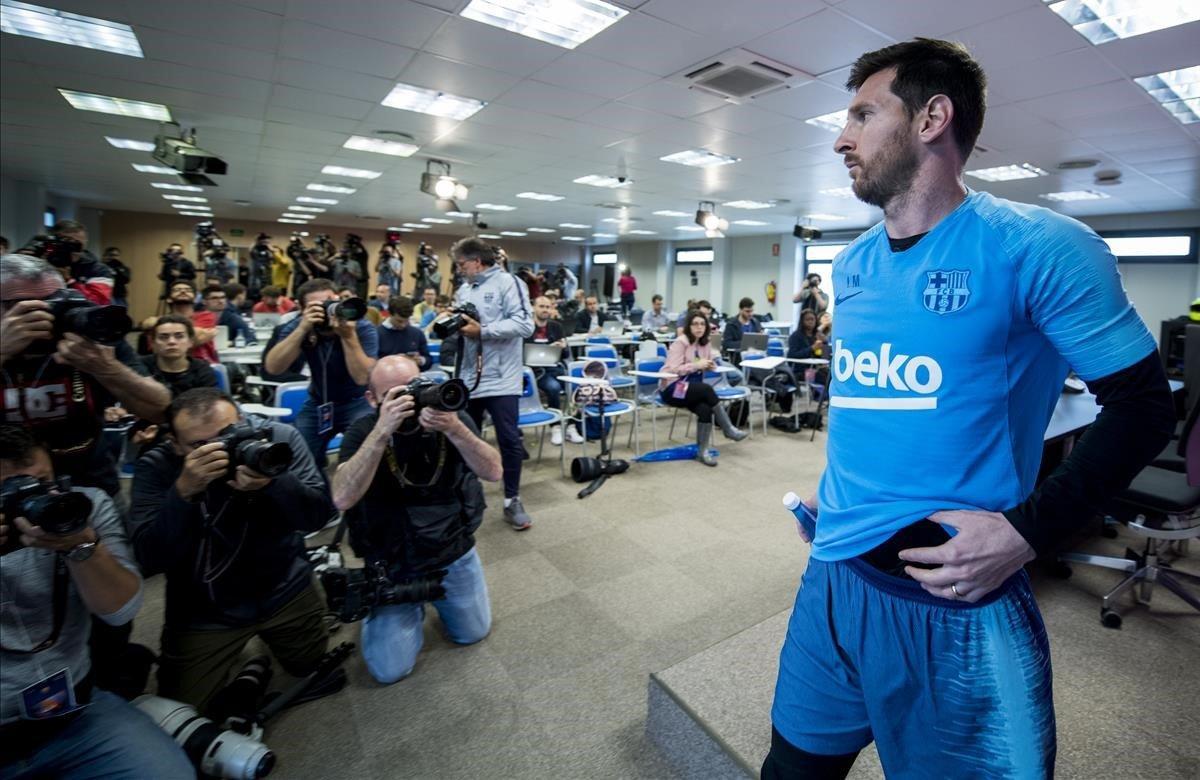 El capitán del FC Barcelona, Leo Messi, a su llegada a la sala de prensa de la Ciutat Esportiva de Sant Joan Despí (Barcelona).