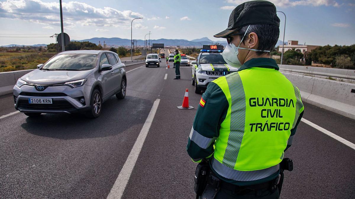 Imagen de uno de los controles en Mallorca de la Guardia Civil de Tráfico durante la pandemia. | G. BOSCH