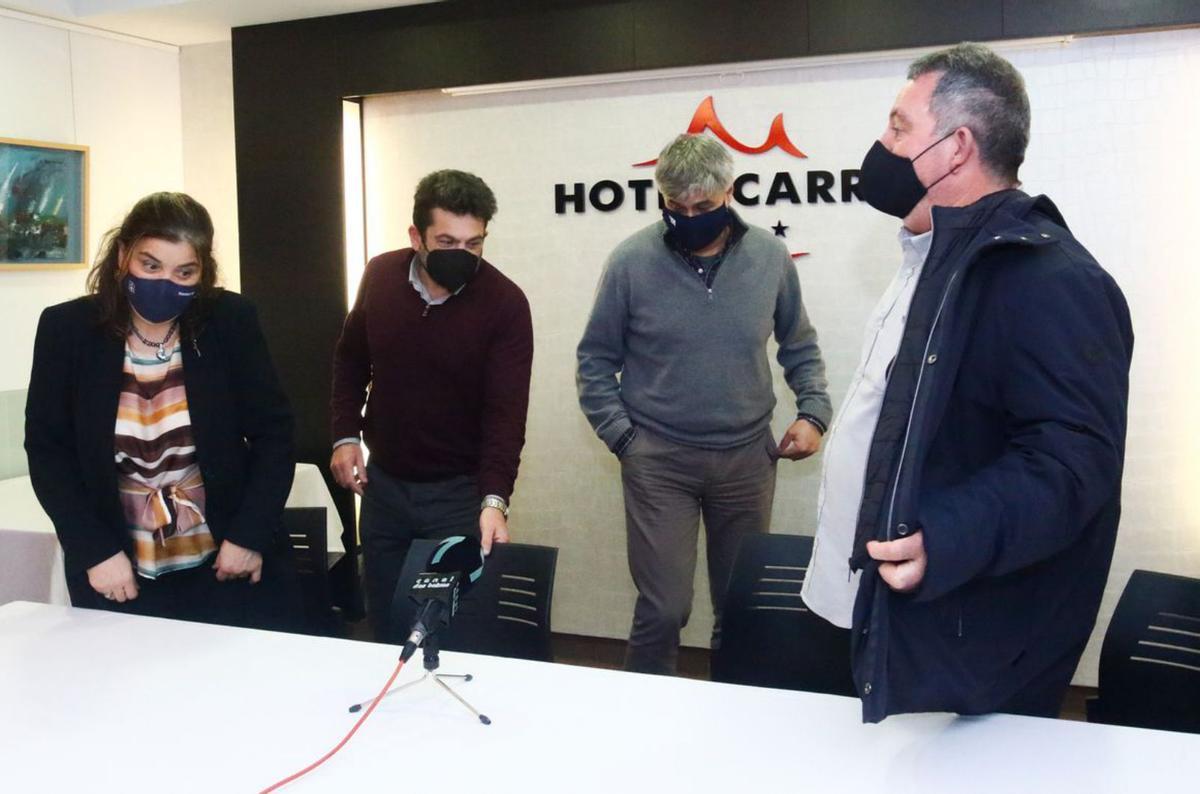 Parquistas y empresa estudian el entorno en el que se ubicará la sonda. |  // IÑAKI ABELLA