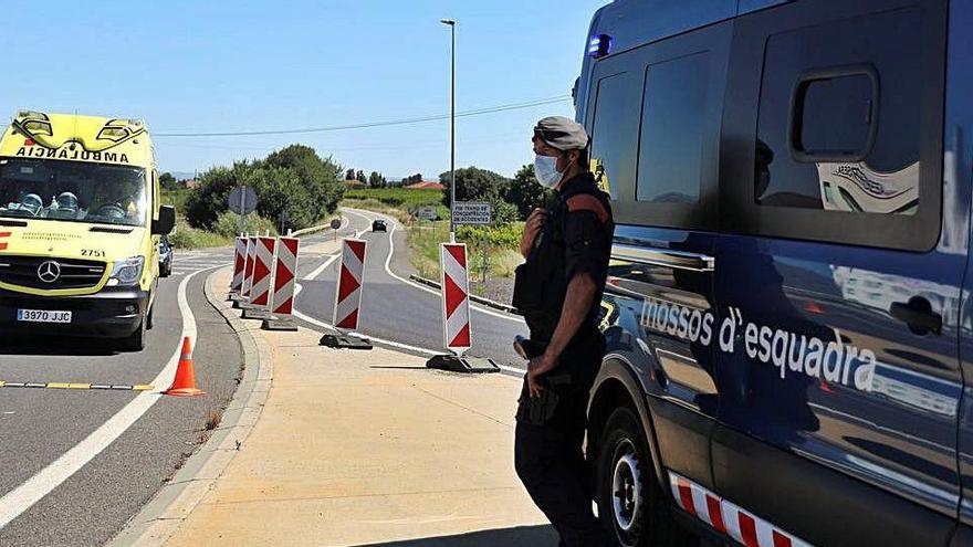 Un agent dels Mossos d&#039;Esquadra en un control a l&#039;accés de Lleida.