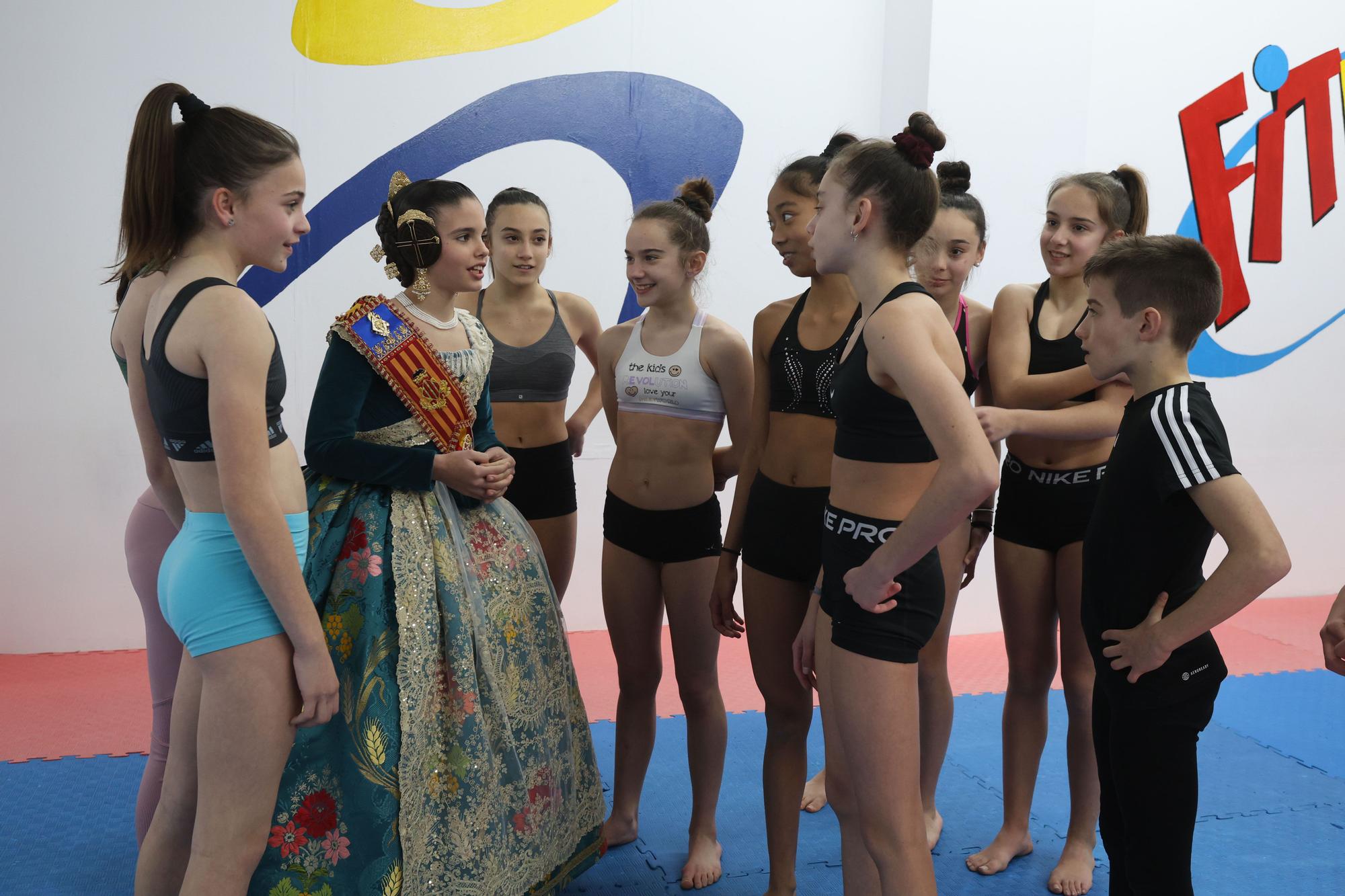 Paula charla con sus compañeras y su compañero del Centro Navarrete donde entrena Fit Kid.