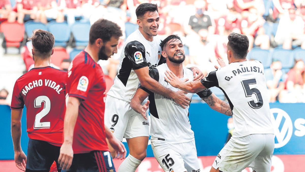 Alderete y Maxi celebran un gol