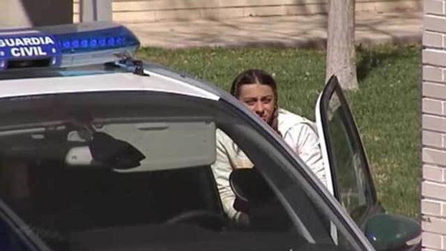 María Gombau, esposada, sale del Hospital de Llíria para ser trasladada al psiquiátrico penitenciario.