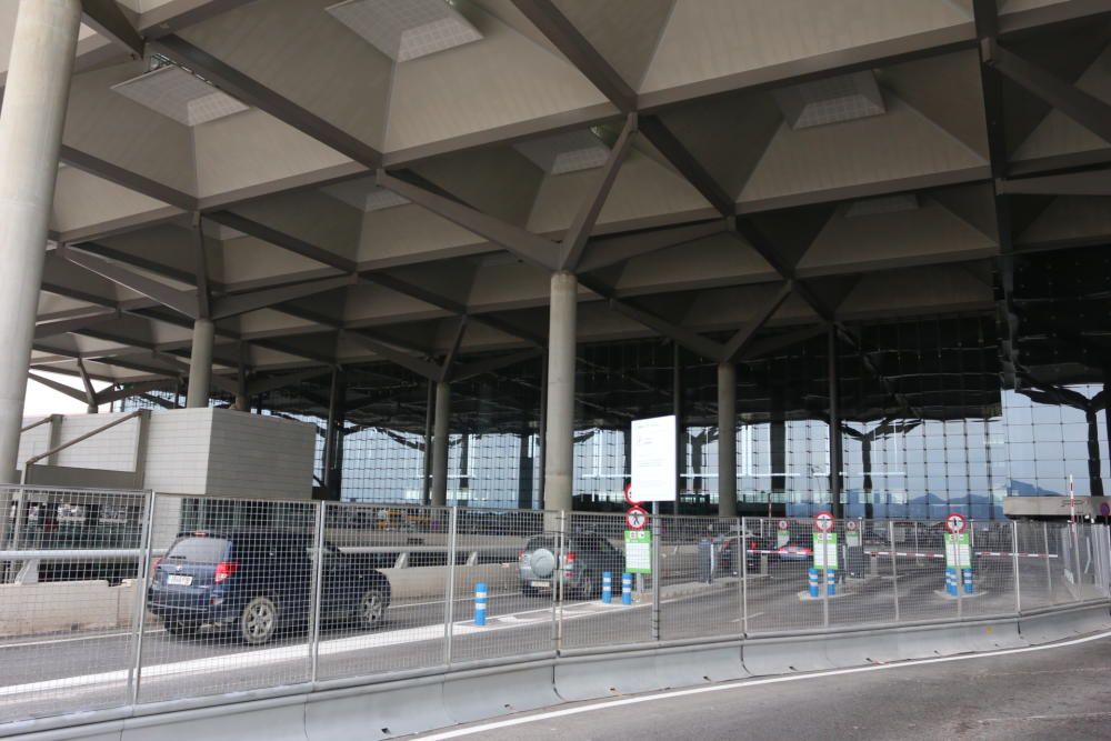 El Aeropuerto de Málaga-Costa del Sol ha terminado de reorganizar los viales en el nivel de la terminal de Salidas, eliminando las plazas de subida y bajada en la puerta de la terminal, que ha sido sustituida por 300 plazas disponibles en el aparcamiento y que se ofrecen de forma gratuita durante 15 minutos