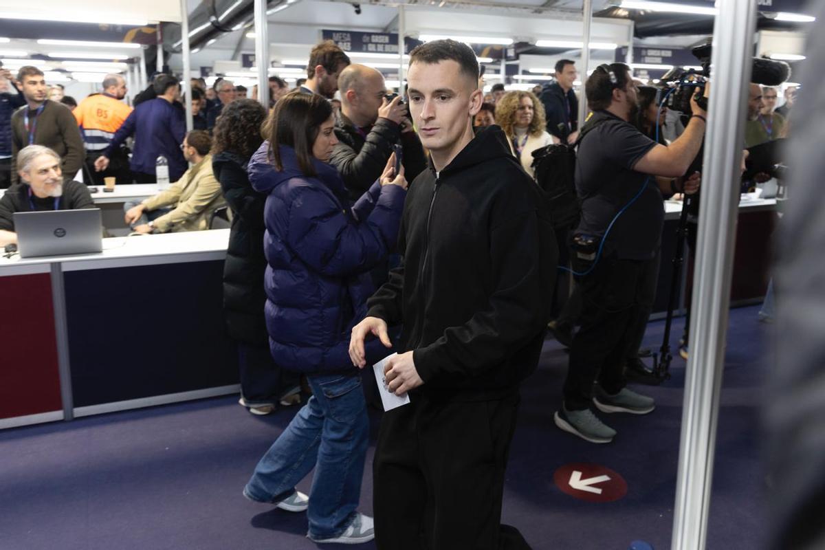 ¡Hansi Flick y los jugadores ejercen su derecho a voto junto a Joan Laporta! ¡Hansi Flick y los jugadores ejercen su derecho a voto junto a Joan Laporta!