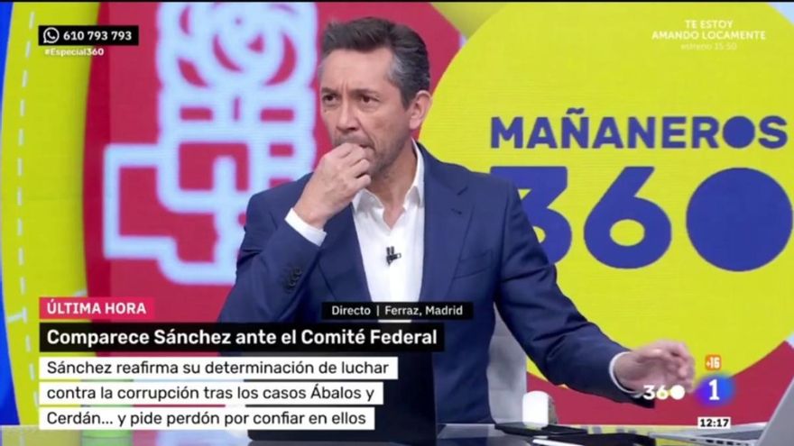Javier Ruiz, pillado en directo mascando chicle durante la comparecencia de Pedro Sánchez