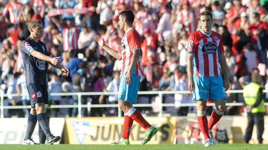 Álex Bergantiños y Carlos Pita se saludan tras la última visita del Deportivo al Anxo Carro.