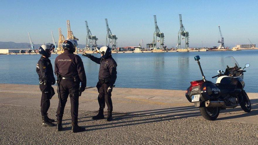 Dos policías saltan para no ser arrollados por un conductor en un control en Sagunt