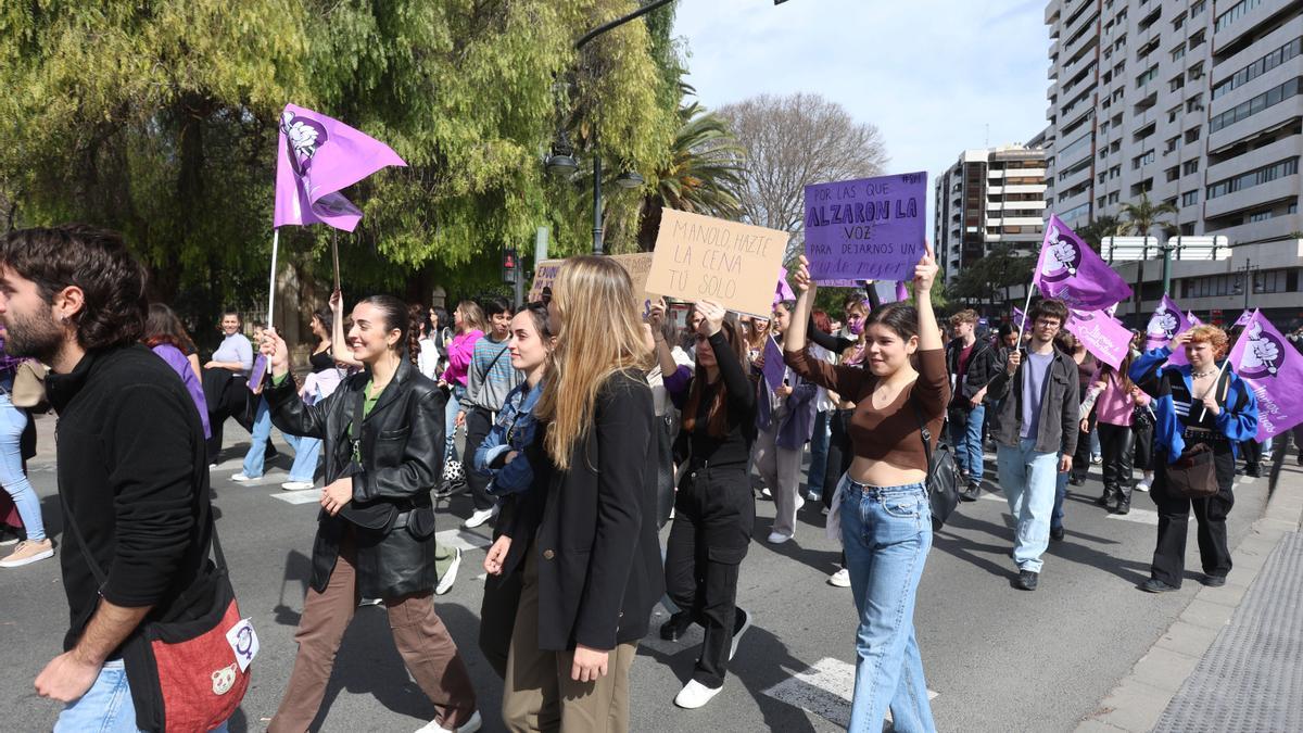 Valencia . Manifestación de estudiantes de la Universidad Universitat de Valencia por el 8M 8 m . Cortes de trafico calor