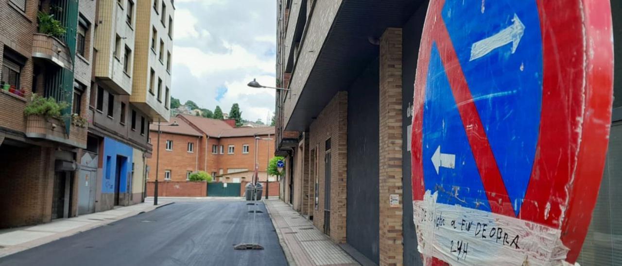 La calle Torre de los Reyes, ya asfaltada ayer por la tarde, con las instalaciones del Adaro al fondo. | L. Díaz