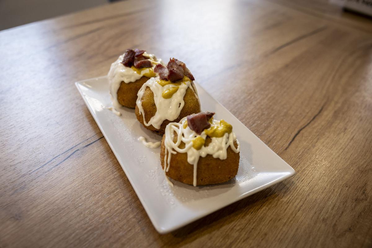 En imágenes | El Amanecer, el nuevo bar de tapas del Actur que triunfa con sus bolas rellenas de diferentes sabores