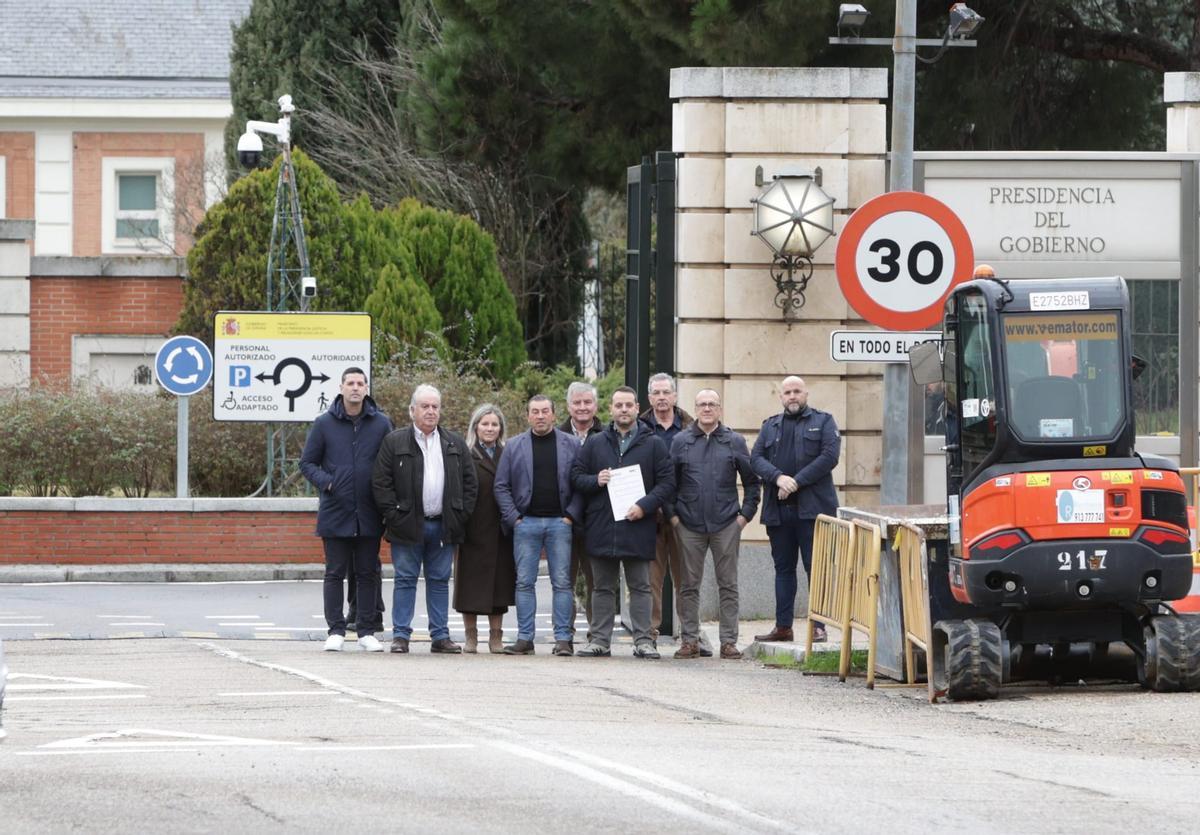 Varios de los alcaldes firmantes, en la entrada del Palacio de la Moncloa, esta martes.