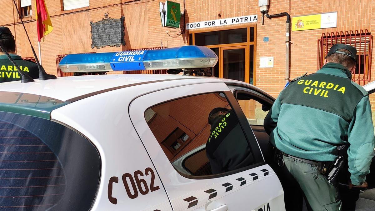 Un agente llega al puesto de la Guardia Civil de Benavente.