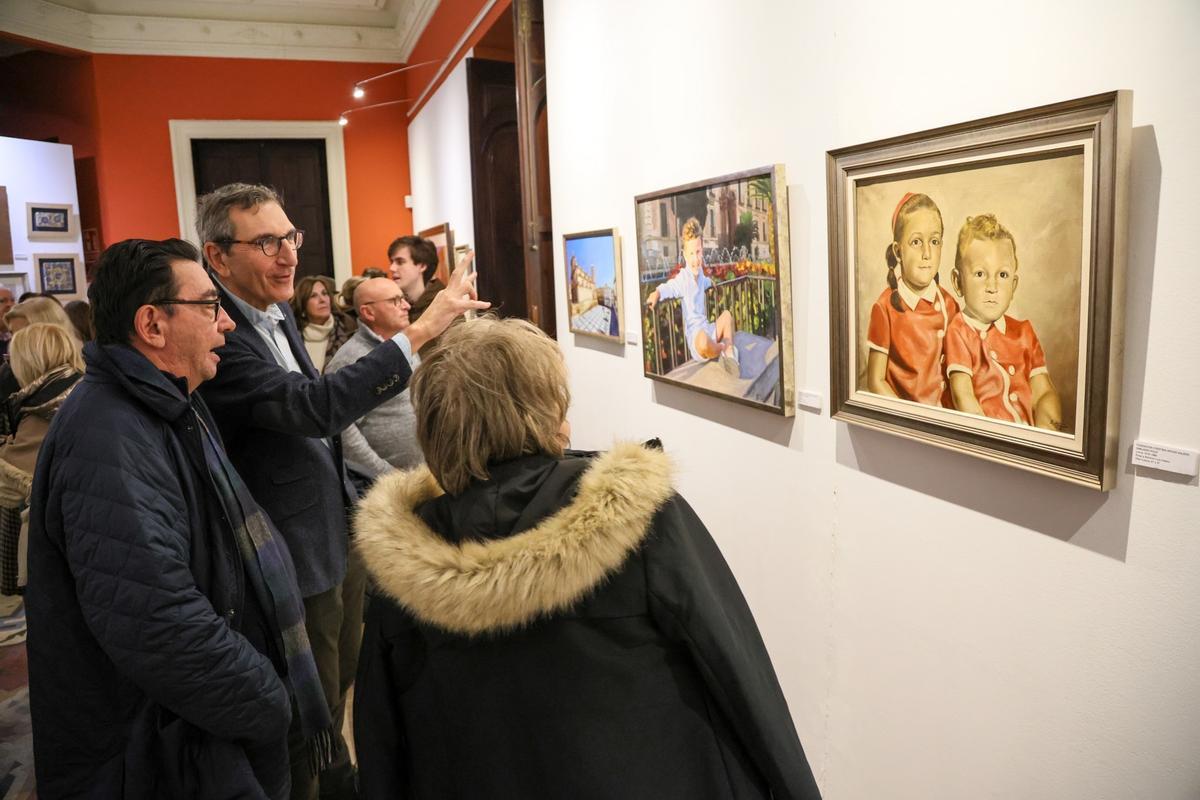 Visitantes contemplan las obras expuestas en la muestra.