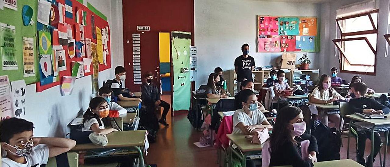 Una de las aulas de quinto curso del centro en la que se desarrolló la sesión online. | Sara Arias