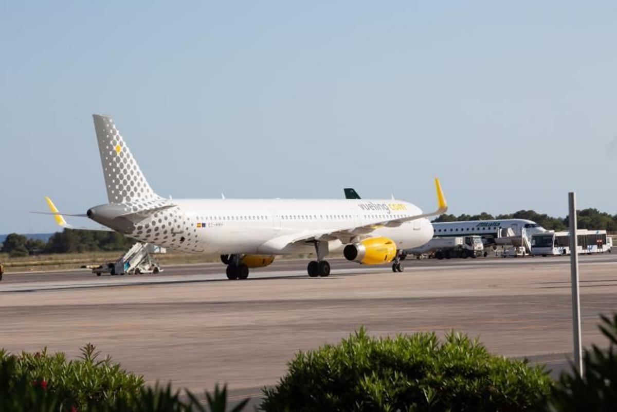 Aviones en la pista del aeropuerto de Ibiza
