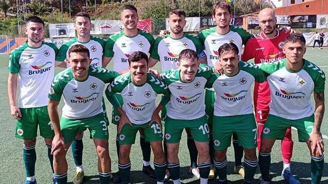 Formación inicial que presentaba ayer el Villa Santa Brígida en su visita al San Mateo.