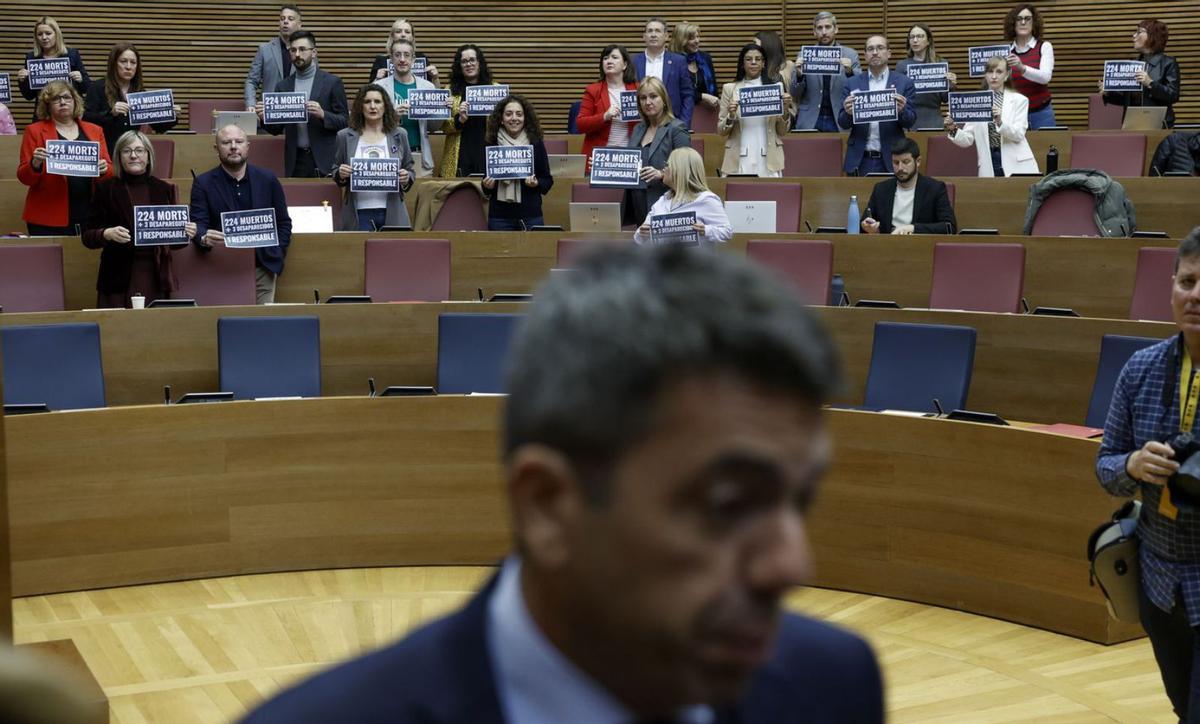 Vox salva Mazón i evita que les Corts li demanin la dimissió en un ple aspre