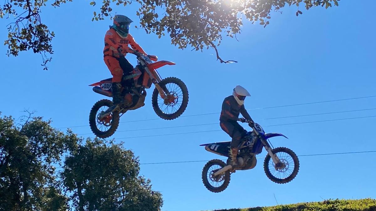 Dos pilotos, durante la última prueba del campeonato provincial de motocross.