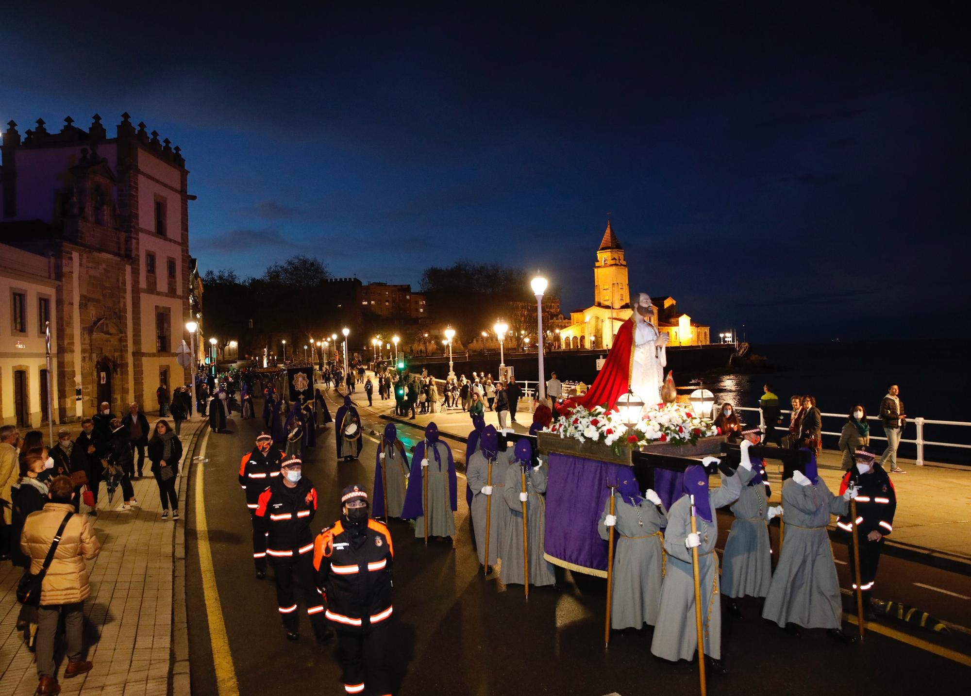 En imágenes: Procesión de Martes Santo en Gijón