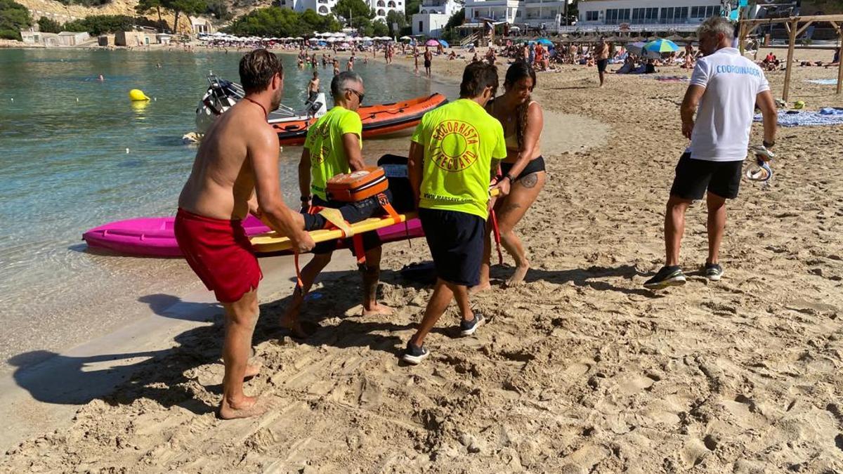 Uno de lo equipos de socorrismo de Sant Josep traslada un 'paddle surf' en una de las playas del municipio