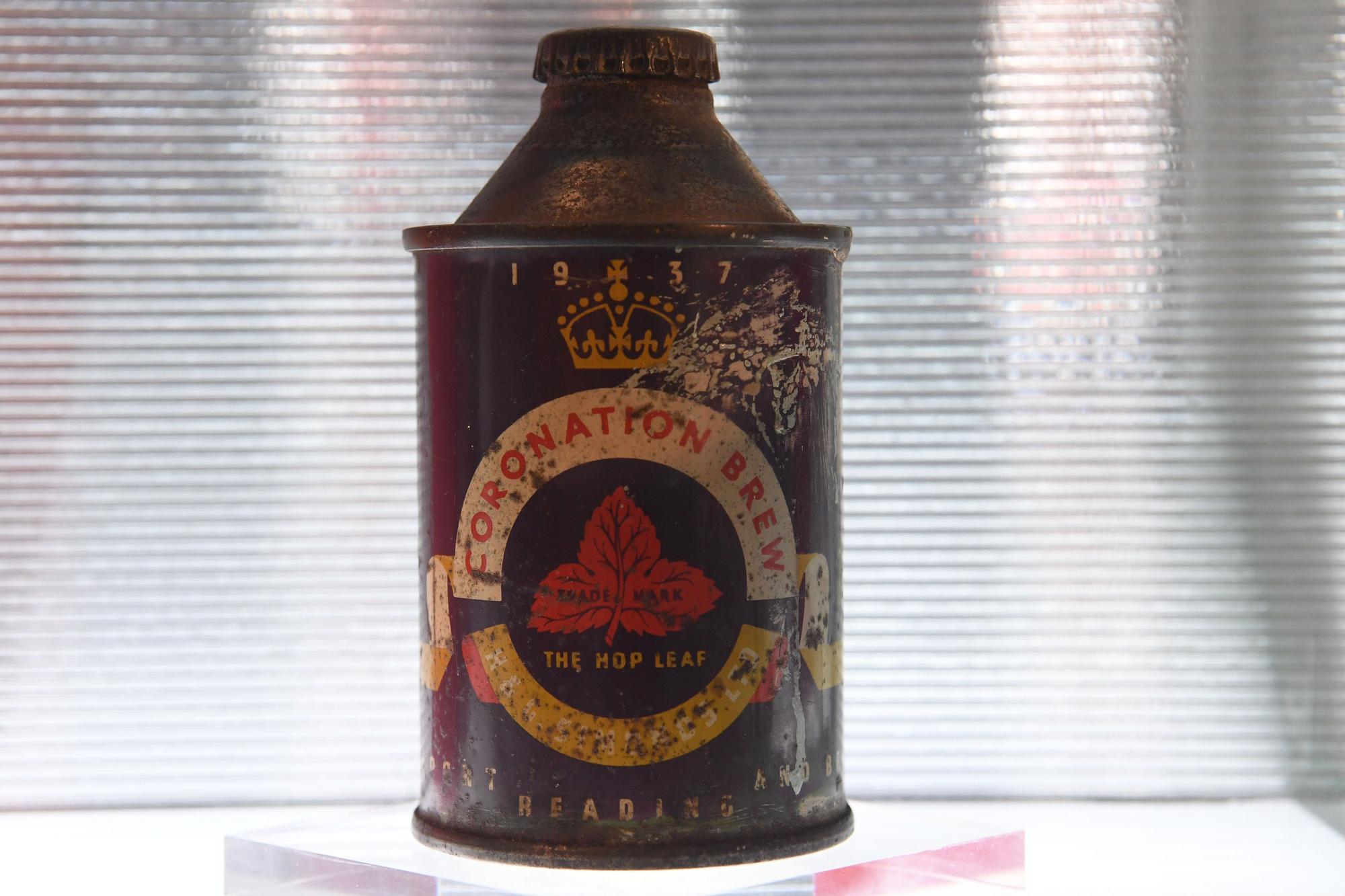 Lata de cerveza conmemorativa de la coronación del rey Jorge VI en Reino Unido.