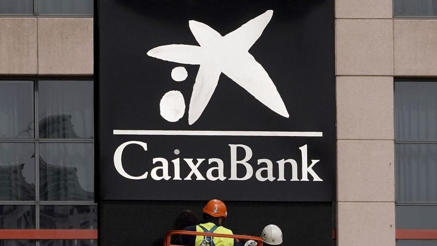 Alertan de un intento de estafa a los clientes de CaixaBank tras la fusión con Bankia