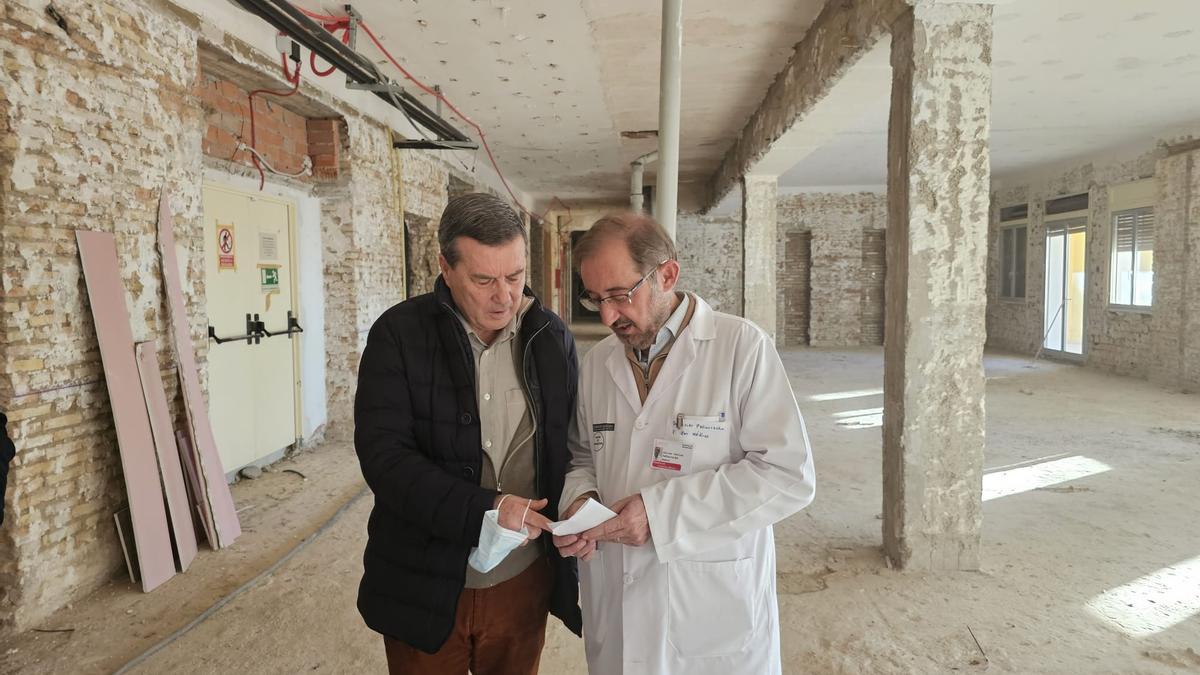 El conseller de Sanitat con el director del Hospital La Magdalena Javier Peñarrocha