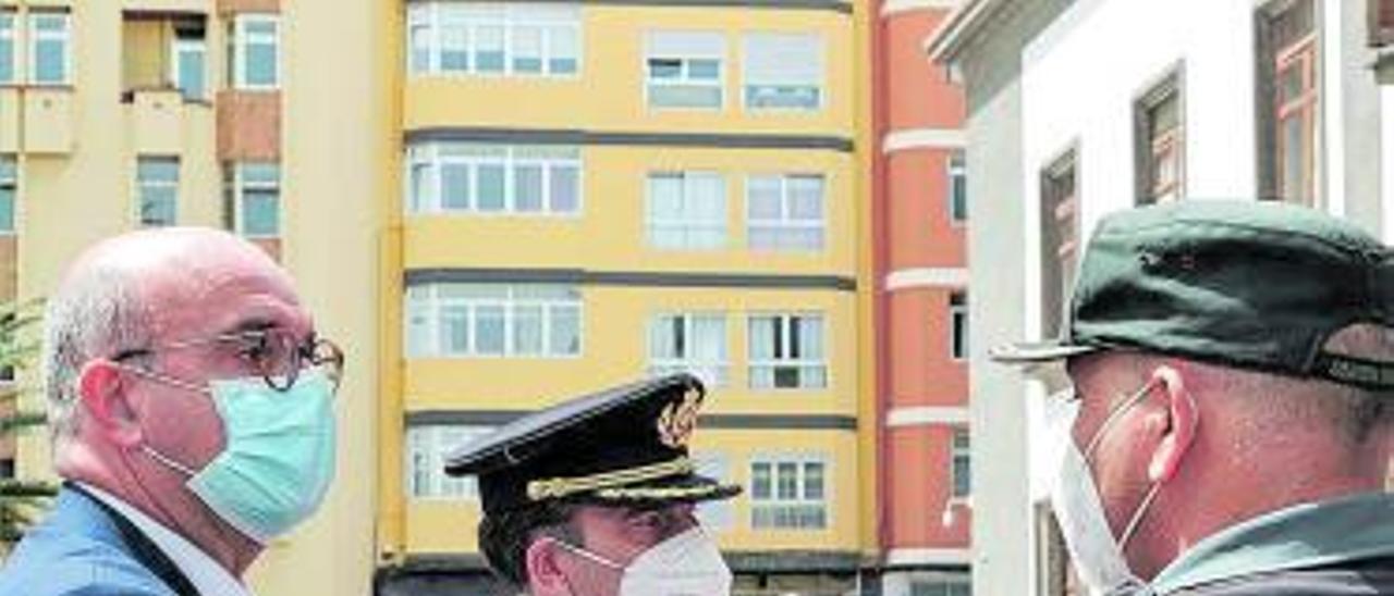 Pestana intercambia impresiones con mandos policiales. | | A.MEDINA/EFE