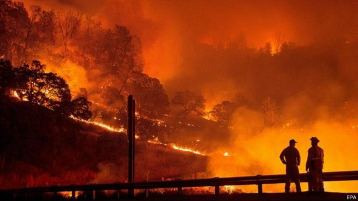 Operarios del equipo de bomberos observan el fuego que ha arrasado 25.000 hectáreas en el estado de California.