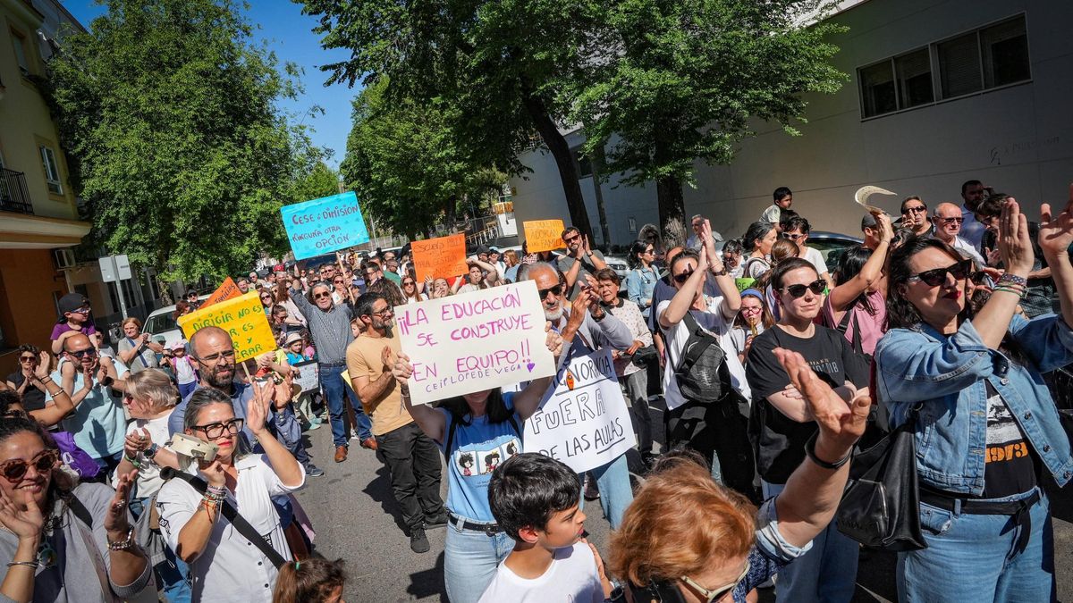VÍDEO | Manifestación de los padres y madres del colegio Lope de Vegas en Badajoz.