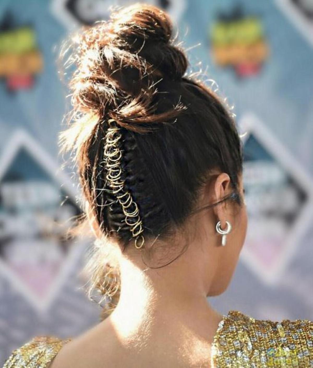 Aros en el pelo: el recogido de Shay Mitchell