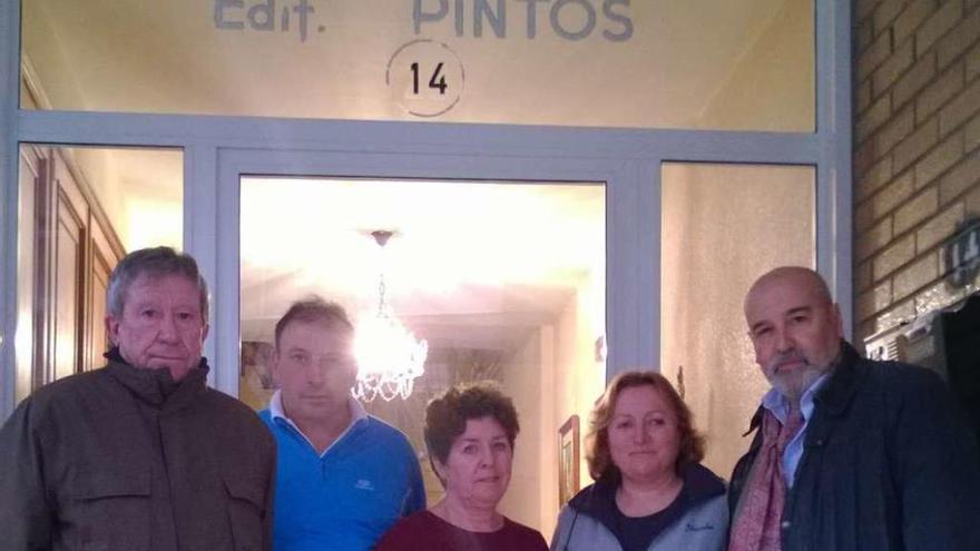 Gerardo Vázquez (primero por la derecha), con vecinos del edificio Pintos, en el portal. // S.A.