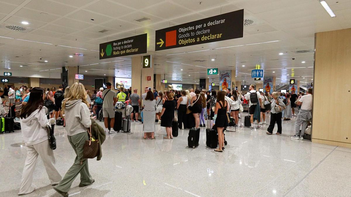 Pasajeros en el interior de la terminal de Ibiza.