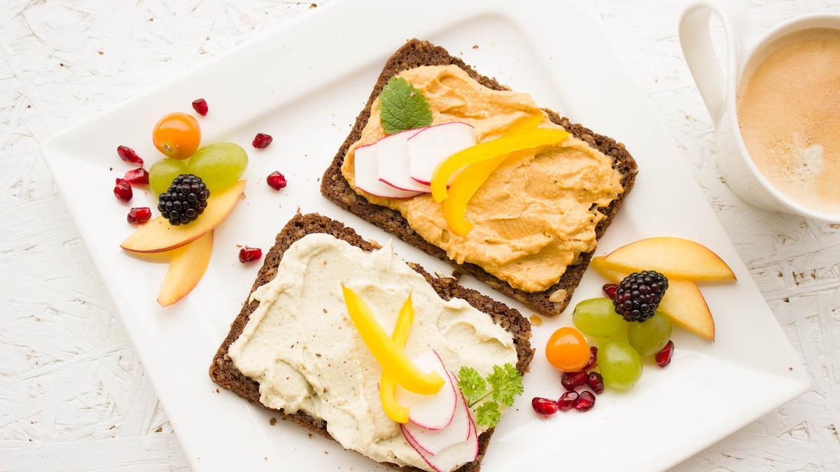 Las frutas y el pan integral son una buena opción para merendar si quieres adelgazar