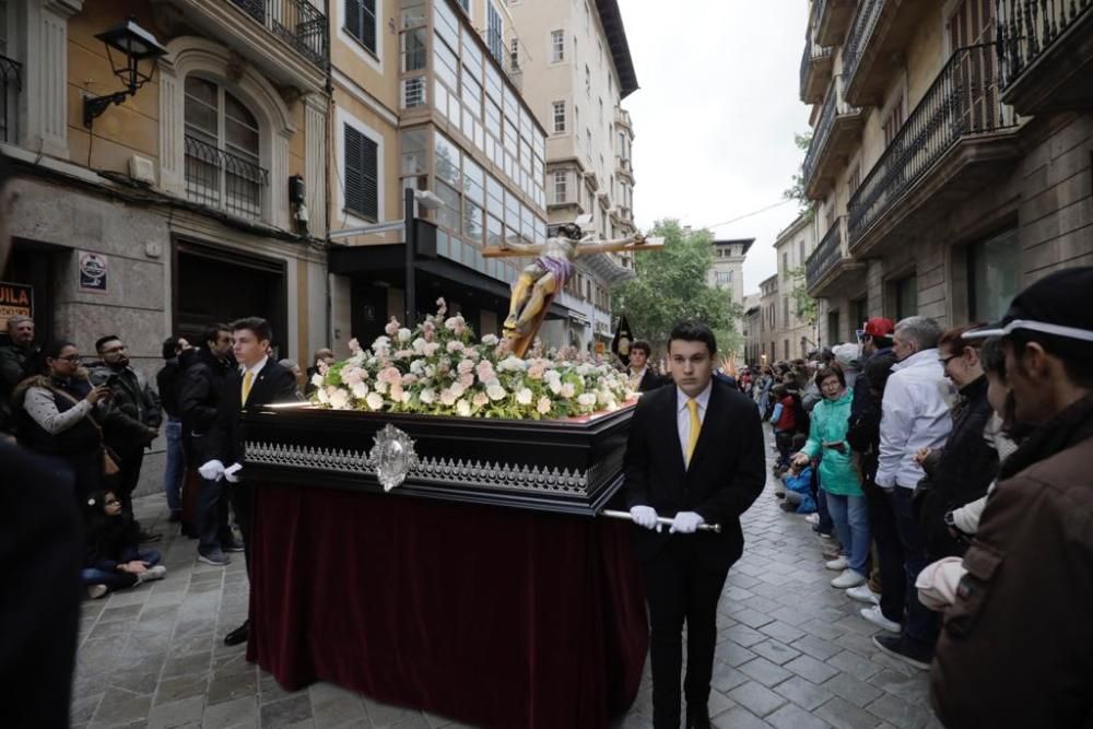 La procesión del Santo Entierro transcurre por el centro de Palma